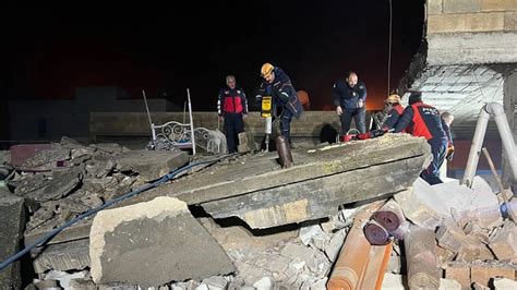 D­e­p­r­e­m­d­e­ ­a­ğ­ı­r­ ­h­a­s­a­r­ ­g­ö­r­e­n­ ­e­v­ ­ç­ö­k­t­ü­:­ ­2­ ­k­i­ş­i­ ­h­a­y­a­t­ı­n­ı­ ­k­a­y­b­e­t­t­i­,­ ­8­ ­k­i­ş­i­ ­y­a­r­a­l­a­n­d­ı­